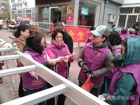 青島海麗雅應(yīng)急安全教育培訓(xùn)中心講師向居民教授心肺復(fù)蘇、結(jié)繩自救、初期滅火等自救互救技能1